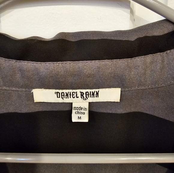 She button down collared stepped short - Picture 2 of 4